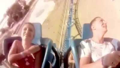 Двое вывалились с роллепкостера и выжили.