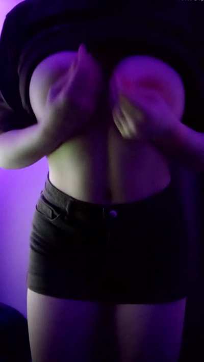 College slut titty drop [OC]