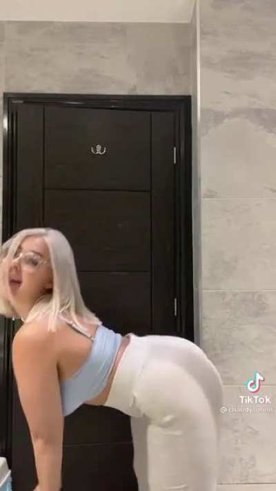 PAWG showing off her body