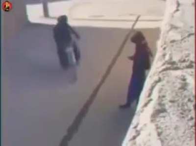 2 thieves tried to rob this guy with a knife