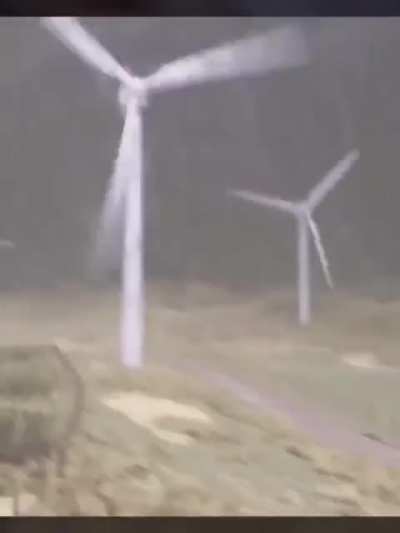Windmill shatters under heavy winds - 2019