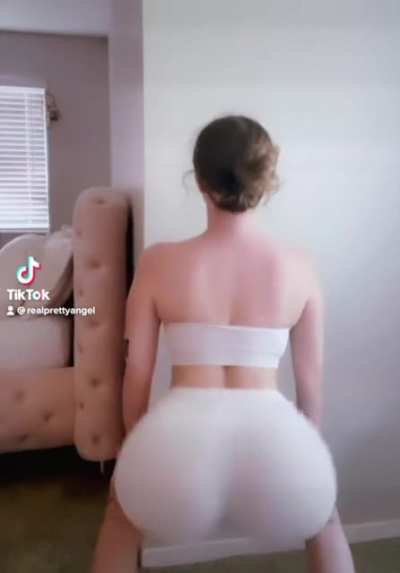 Hands on my knees shaking ass on my thot shit