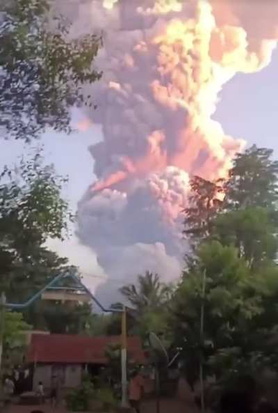 🔥 Mount Lewotobi Laki-laki, Indonesia , volcano erupts plummeting ash to the sky
