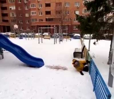 Сверх<wbr>разум<wbr>ы сделали горку прямо напро<wbr>тив забора. Пока травм никто не получ<wbr>ил, но это пока..