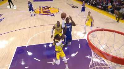 [Highlight] 37 year old Lebron James leaps out the building to 