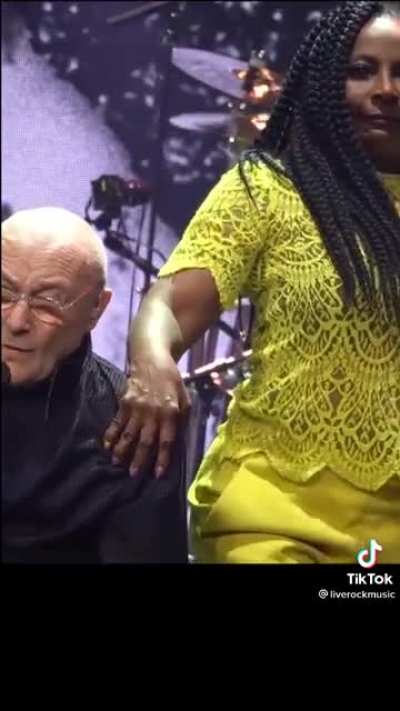 Phil Collins seems positively repulsed with a performer he’s sharing the stage with