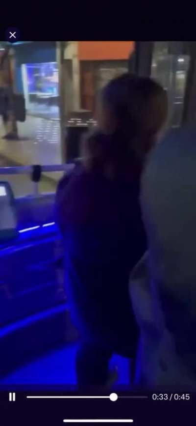 Señora se quiso agarrar a trompadas con el colectivero y los pasajeros porque el chofer no la arrimaba al cordón