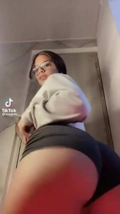 imagine her twerking on your face