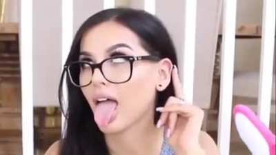 Oh, she is so hlt! I want to fuck her so bad!!!!!! 😍