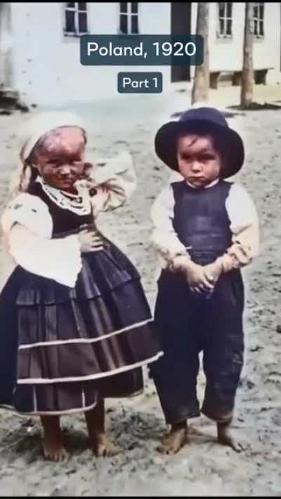 Kids posing for camera in 1920!
