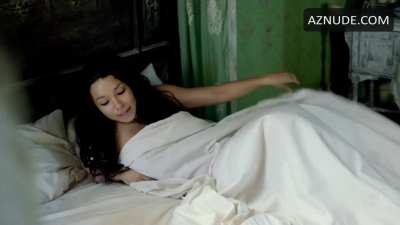 Hannah New and Jessica Parker Kennedy in Black sails