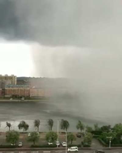 I always wondered what the edge of a rainstorm looks like