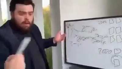 Torcedores do Flamengo explicando por que ser campeão do Brasileirão, Supercopa e Carioca, se classificar em primeiro para as oitavas da Libertadores e vencer com autoridade um dos melhores times do Brasil não é suficiente: