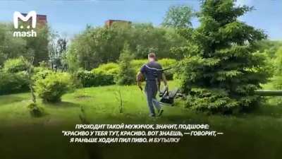 Если хочешь перемен к лучшему - начни с себя. Житель Архангельска за 10 лет превратил заброшенный двор на окраине в цветущий сад.В 2011 году Дмитрий Чистяков решил, что сделает из двора конфетку. Вспомнил уроки деда, взял косу — и понеслась.