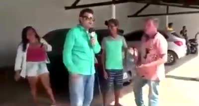 Óia a faca!