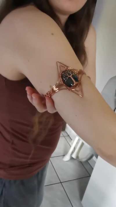 I made an armband with coated copper wire and a labradorite gemstone. I used about eight meters (24 ft) of wire.