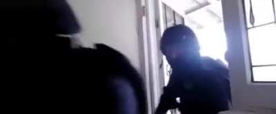 POV: Kaip įsilauže Karolio kaimynė kai jis pradeda rėkti po 22:00