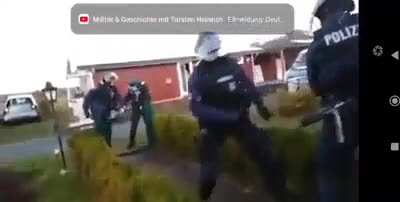 German identitarians threaten police special forces with a spear