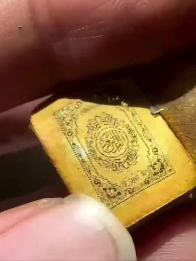A man finds a Corán that dates back to the Ottoman era, written in gold ink, which reflects the precision of that era.