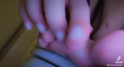 Reupload. 18 yearold shows off her toes