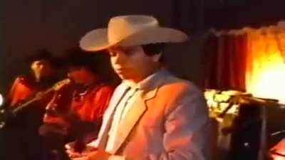 The Mexican singer Chalino Sánchez reading a note that tells him that they are going to kill him, the next day he was found dead with two shots to the head.