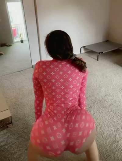 Big booty got a lil weight to it 🍑