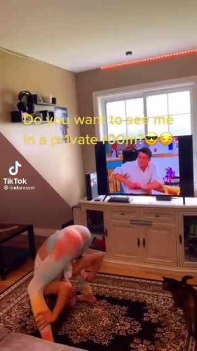 look at the tv 😂😂
