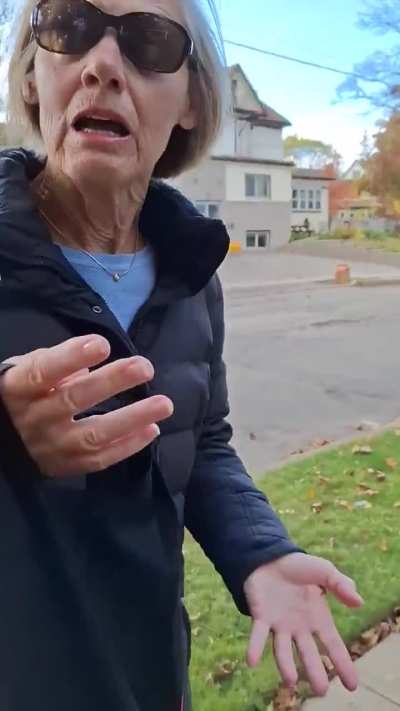 Racist Canadian Karen Gets Schooled in Both Official Languages