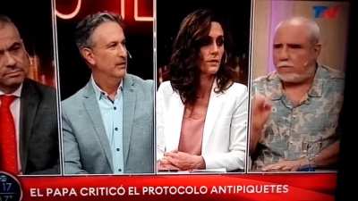 Osvaldo Bazan sobre el papa Francisco: Es patotero, es ignorante, es soberbio, desde su mansión le dice a los pobres que tienen q hacer, le encanta q se arrodillen frente a él. Que diferencia hay entre el Papa y un barón del conurbano ?