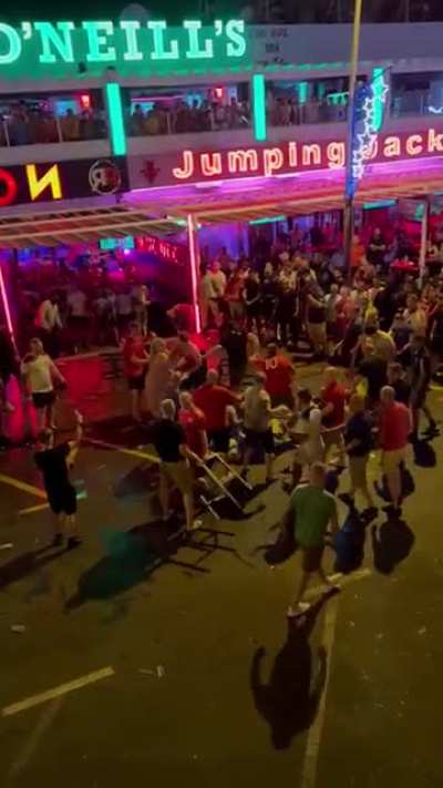 England vs Wales fans last night in Tenerife (Spain), The mass brawl took place outside of Revolution and O’Neill’s bars. An estimated 3-5000 Wales fans are believed to be in Tenerife rather than Qatar for the World Cup. It has been reported as the ‘unoff