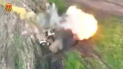 FPV operators destroyed a Russian buggy and its crew. Several Russian servicemen got seriously injured.