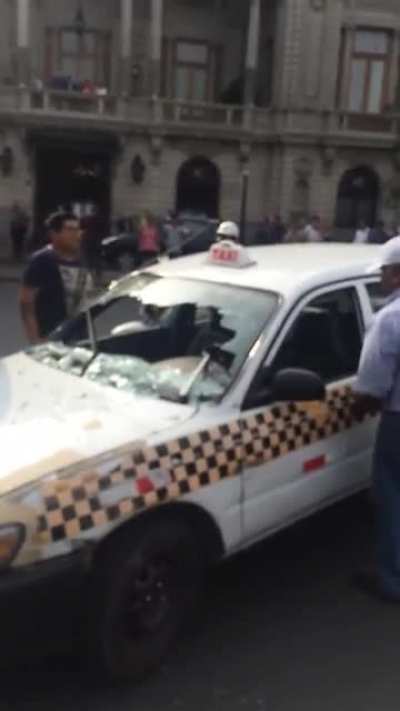 Dos conductores se rompen las lunas. Peruvian Traffic Freakout