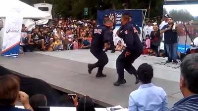Policías Bailando 2.0- Esta vez con la canción que usaba Eddie Guerrero en WWE.