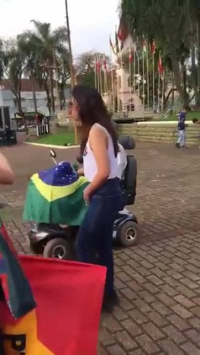 um vovo puto tentando atropelar os outros numa cadeira de rodas elétrica ao som de uma paródia petista de uma música do tim maia. Não tem como o vídeo ficar melhor