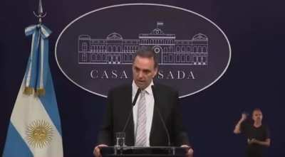 Adorni en Modo Dios: Se basó y pasó un minuto entero escupiendo factos en la conferencia de hoy