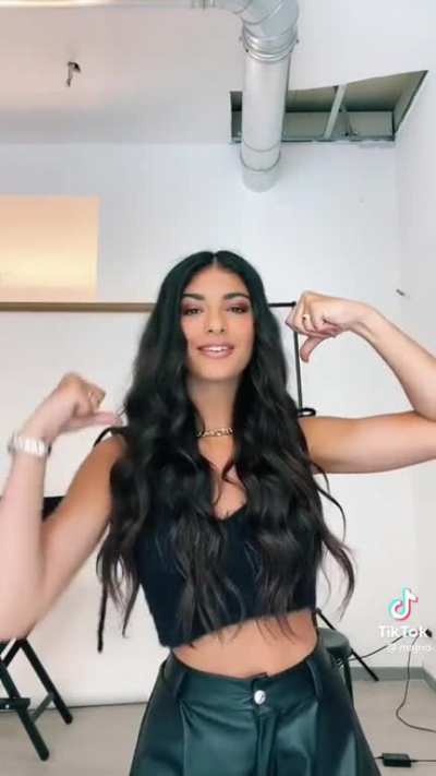 Elisa Maino si muove tutta e anche il suo culo🍑<wbr>💃🏼