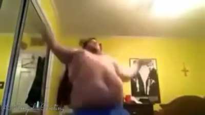 Literalmente busqué gordo bailando y me apareció este vídeo, le puse música de calidad y PUM: meme malo. Aunque amo como se le mueven las tetas al gordito 🤤🤤🤤