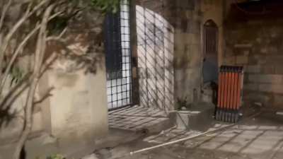Saraçhane'de direnen gençler, polislerin saldırılarından korunmak için cami avlusuna sığındı.