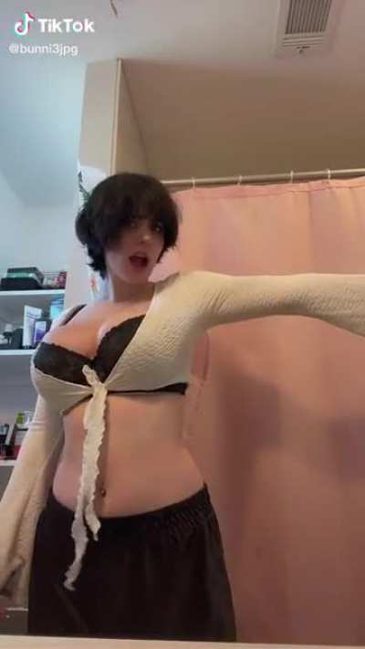 I love that most tiktokers have such large boobs