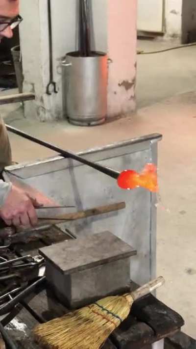 Burano glass master creating a horse