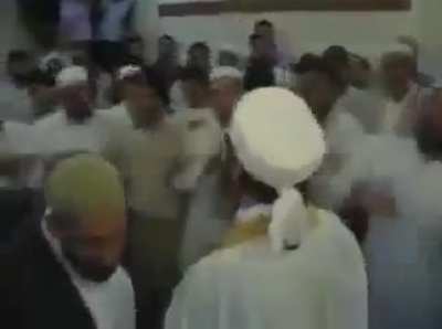 Islam uyusturucudur. Madde ile etkisi aynidir. Kafayi uyusturur. Basit bir örnek.