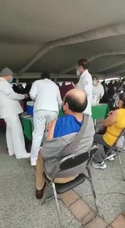 La 4t vacunando con jeringas vacías y luego salieron con la maroma de que fue un montaje de la derecha, pobres pendejoa, ni porque su presidente los estafa con las vacunas son capaces de admitir la realidad.