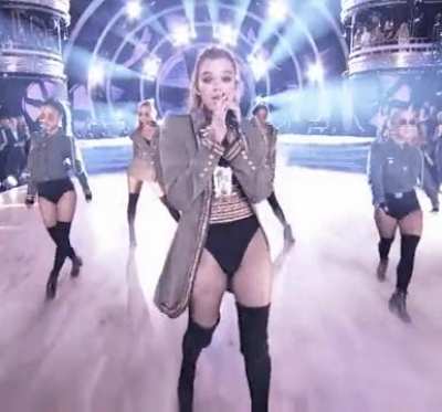 Can't stop pumping for Hailee Steinfeld.💦💦