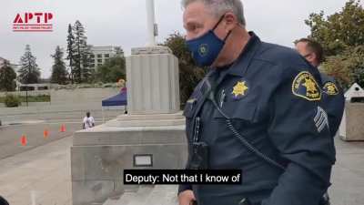 Hoje eu descobri que alguns policiais nos Estados Unidos começaram a usar uma tática de reproduzir musicas com copyright (tipo Taylor Swift, Beatles, etc) para que as pessoas não os gravem e se acaso gravem que o video caia do YouTube por copyright.