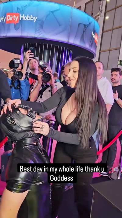 Angela 😋😋😋