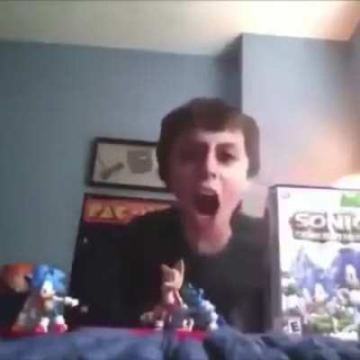 Enemy Bangalore: *pops smoke* Me (Bloodhound) using my super