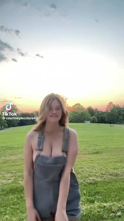 Now this is peak rural America 🥰😳🥰😳👩<wbr>🏼‍🌾 (little slip doe?😳)