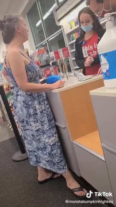 Woman gets furious in Walgreens because she can’t return a gift card she purchased