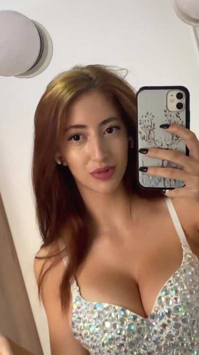 Diamond top big cleavage