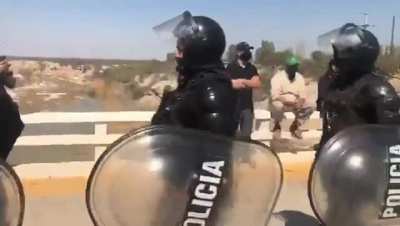 San Luis - Los productores que fueron a manifestarse aplauden a la Policía de Mendoza por darles protección frente a las fuerzas de seguridad de San Luis.